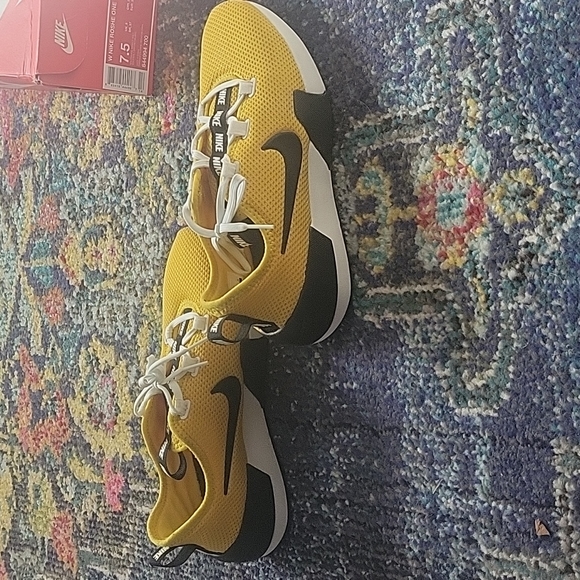 NEW NIKE ROSHE ONE - Picture 2 of 6